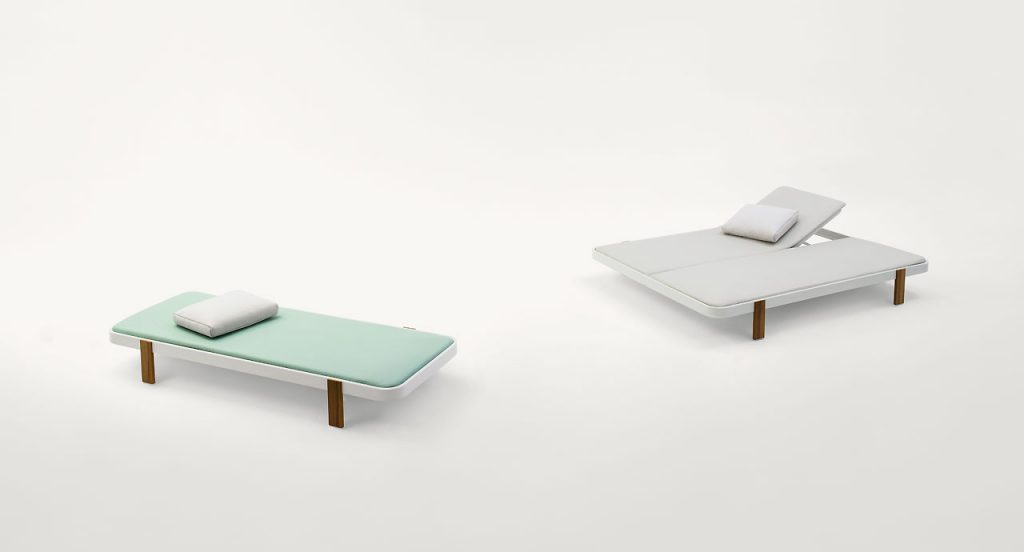 Two Rams sun beds with backrest, four legs in brown wood, cover in polyester, left one in green and white, right one in white on a white background.