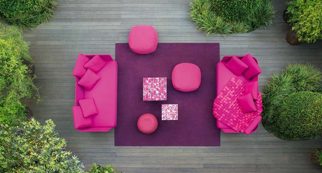 Two Sciara Side Tables structure in black steel, top in lava stone in pink and white in a living room.