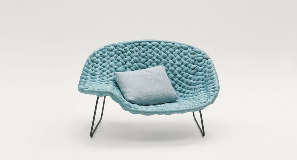 Blue Shito Indoor Chaise, structure and two legs in black steel, upholstey in outdoor tubular knit on a white background.
