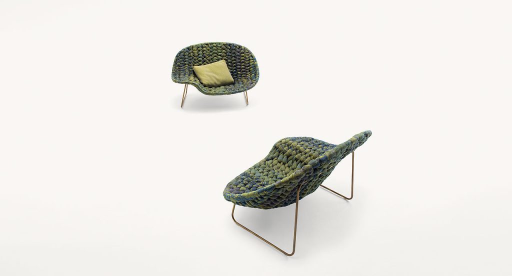 Two green Shito Indoor Chaises, structure and two legs in black steel, upholstey in outdoor tubular knit on a white background.