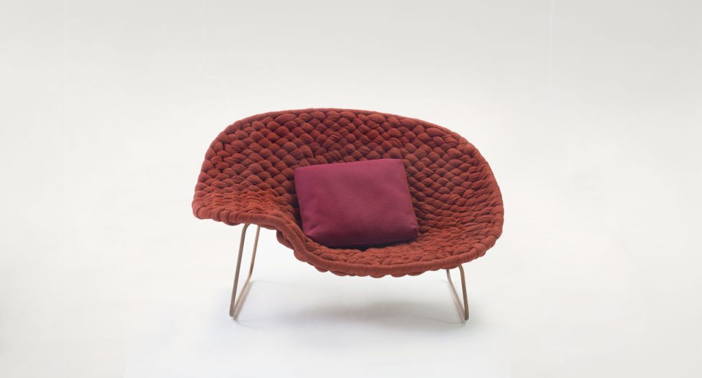 Red Shito Indoor Chaise, structure and two legs in black steel, upholstey in outdoor tubular knit on a white background.