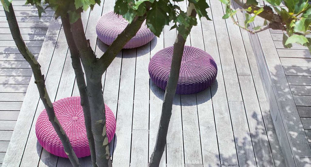 Three Shell poufs, upholstery in rope cord, two in pink, one in purpure in the yard.