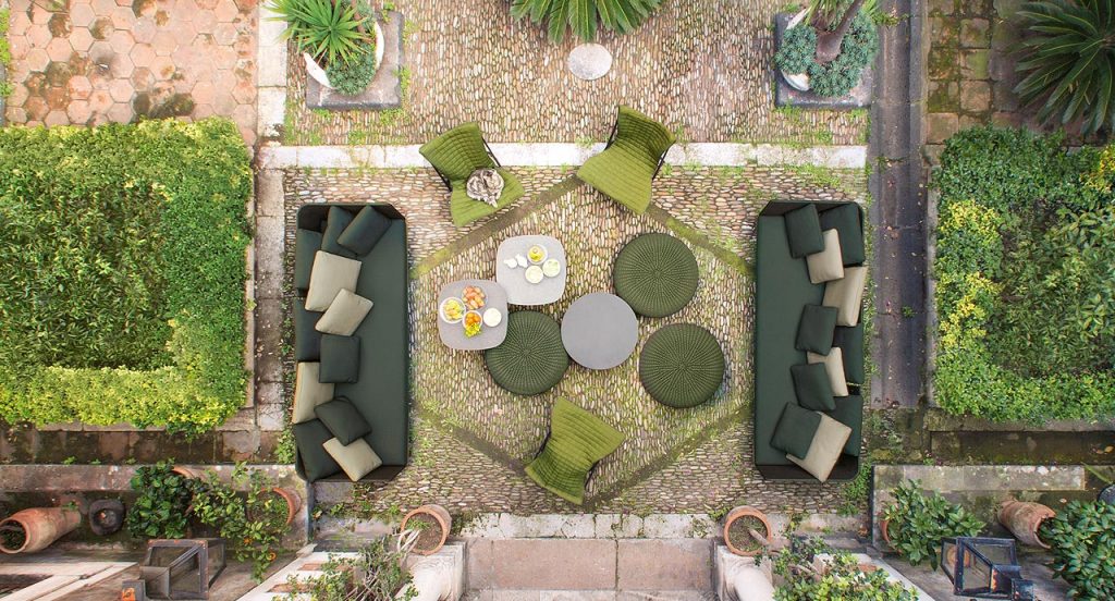Three Shell poufs, upholstery in green rope in a garden.