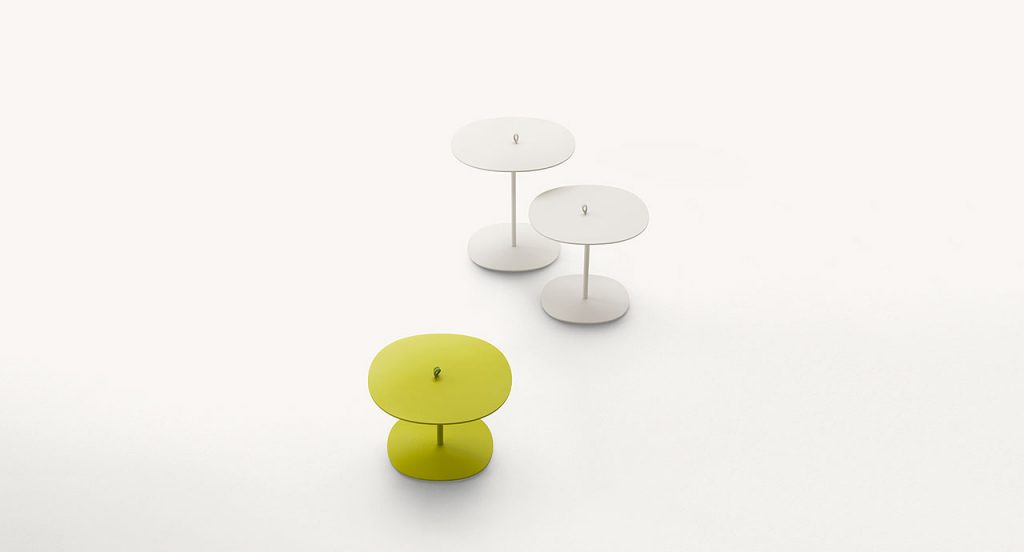 Three round Strap sides tables, two in white, one in green. Aluminium structure on a white background.