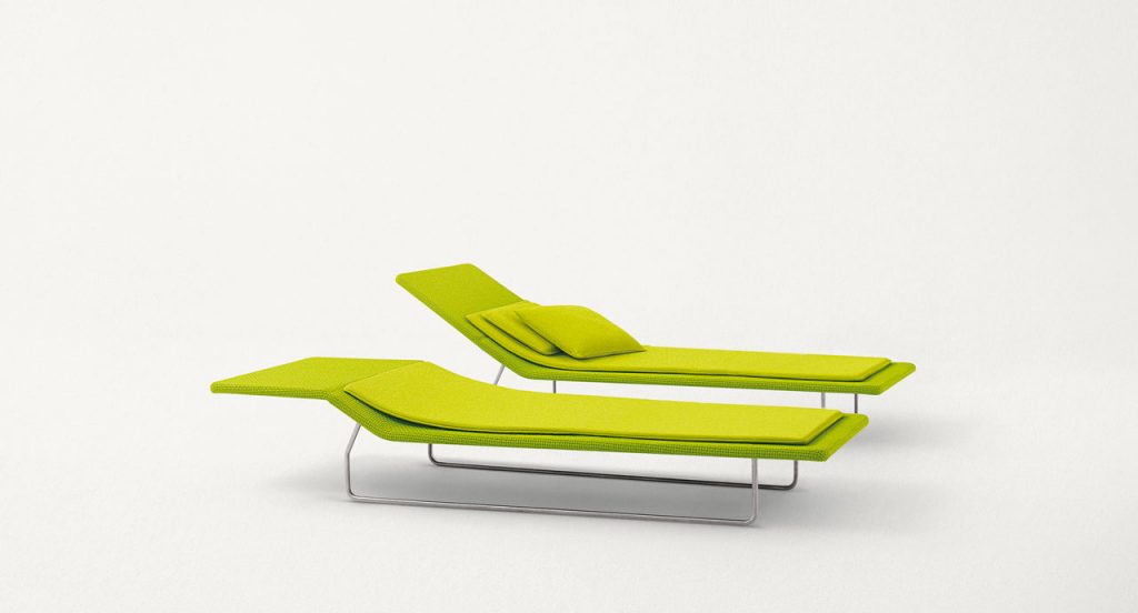 Two Surf sun beds with backrest, structure in steel, upholstery in green on a white background.