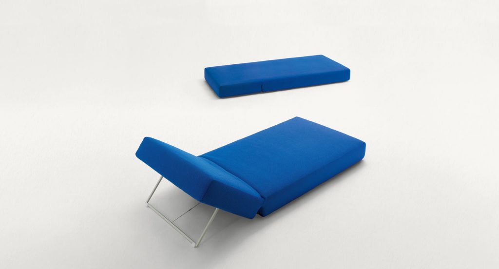 Two Swell sun beds, structure in steel, upholstery in blue fabrics on a white background.