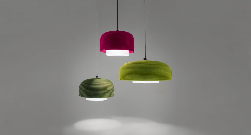 Taiki suspension lamps made by sewing Rope Corda, two in green, one in pink on a white background.