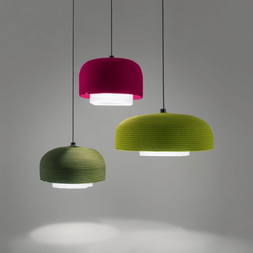 Taiki suspension lamps made by sewing Rope Corda, two in green, one in pink on a white background.