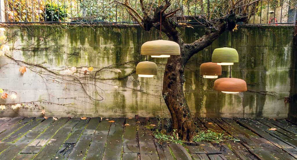 Five Teiki suspension lamps made by sewing Rope Corda, two in beige, two in orange, one in green in the countryside.