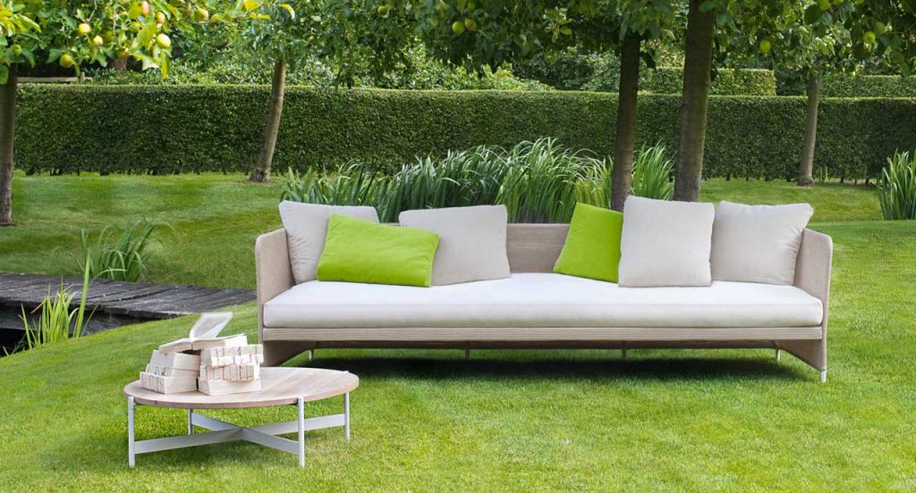 Brown and white Teatime Sofa with armrest. Upholstery of braids in rope in the countryside.