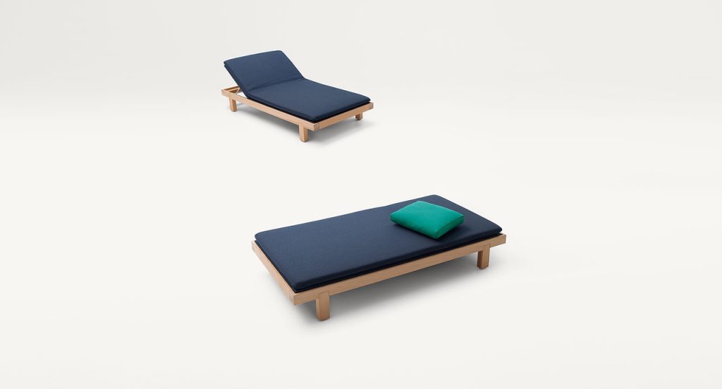 Toku Sun Bed with backrest adjustable, structure in natural wood color with four legs and blue polyester fabric cover on a white background.