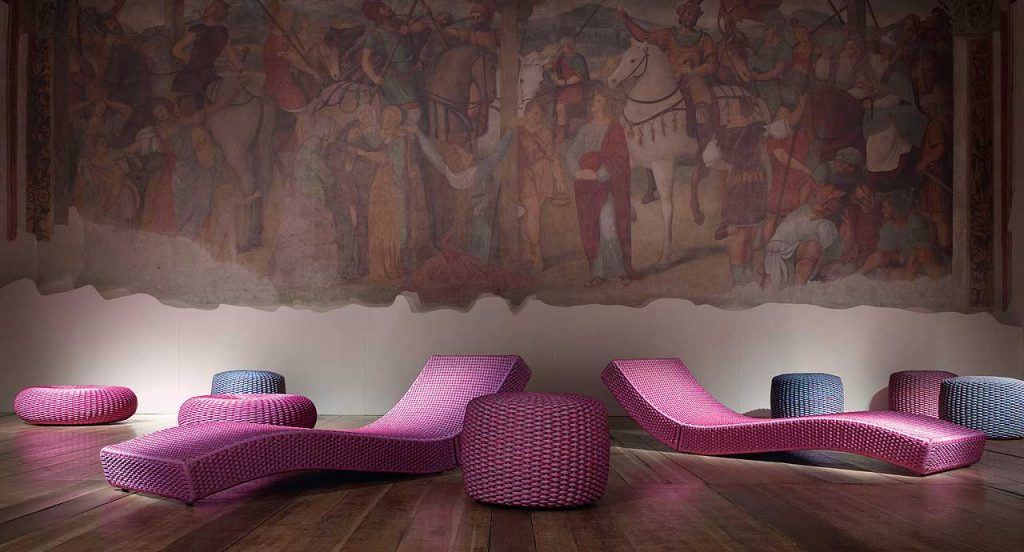 Two pink Wave chaise loungers in rope cord in a living room.