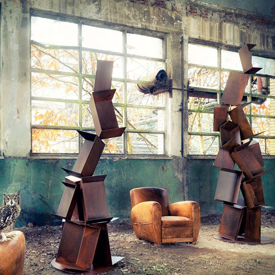 Wrought iron book storage sculpted by the Italian artisan Pacchioni.