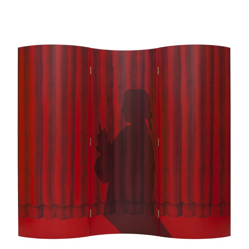Don Giovanni Curved Screen back view in front of a white background