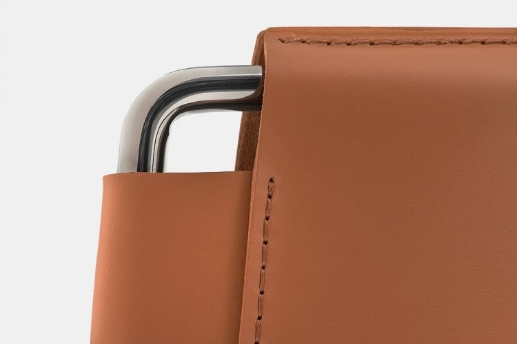 steel base made in silver and leather in an orange tone defines this chair