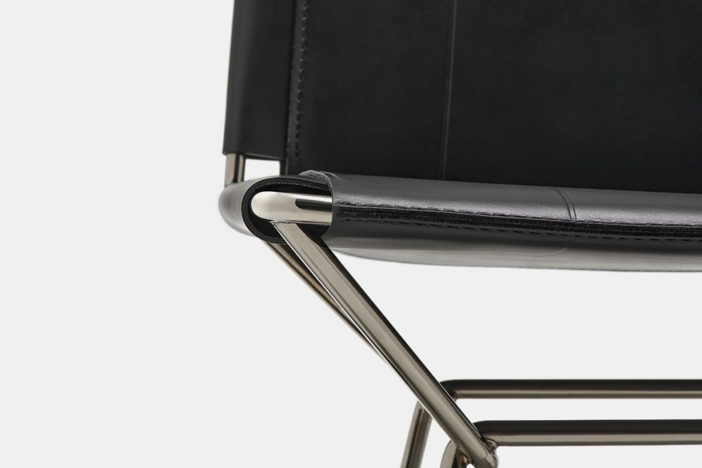 steel base made in silver and leather in an black tone defines this chair