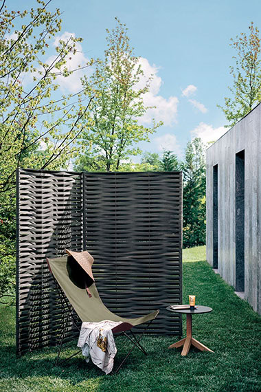 Wing One Horizontal Screen behind a lounge chair outside behind a house