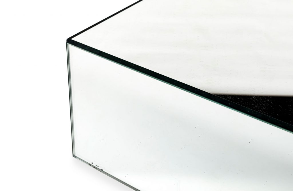 Close up of edge of I Massi with a clear top glass in front of a white background