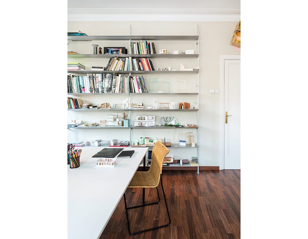 sleek, floor-to-ceiling shelving system with adjustable metal shelves. Its clean, modular structure fits perfectly in workspaces or modern interiors.