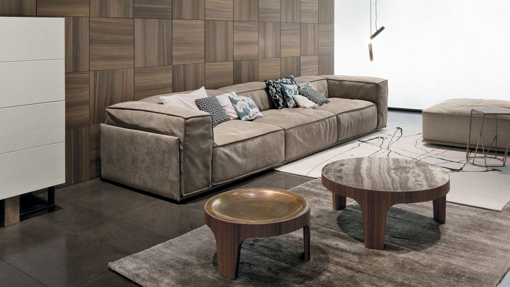 Three seater S-Perla Sofa with backrest and armrest upholstered in brown nappa in a living room.