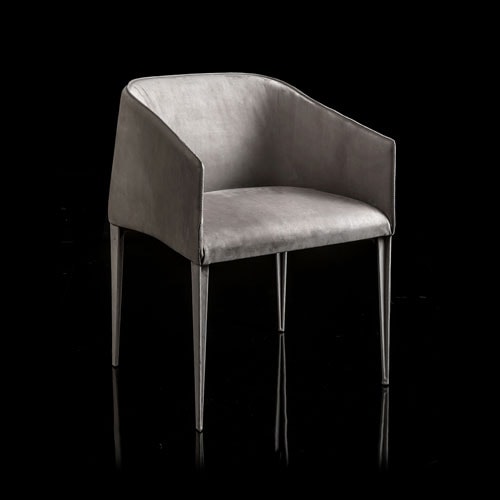 Zagg Chair, upholstered in gray fabric and four legs in silver steel on a black background.