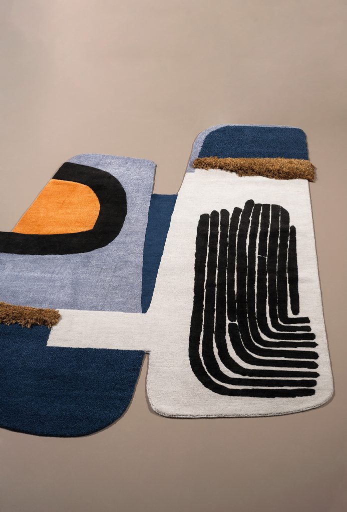 alfombra tapizada con una variedad de paleta en sus colores sobre un fondo beige.