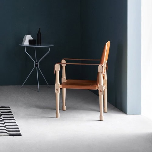 Moretta bench in natural wood, seat and backrest in brown fabric in a living room.