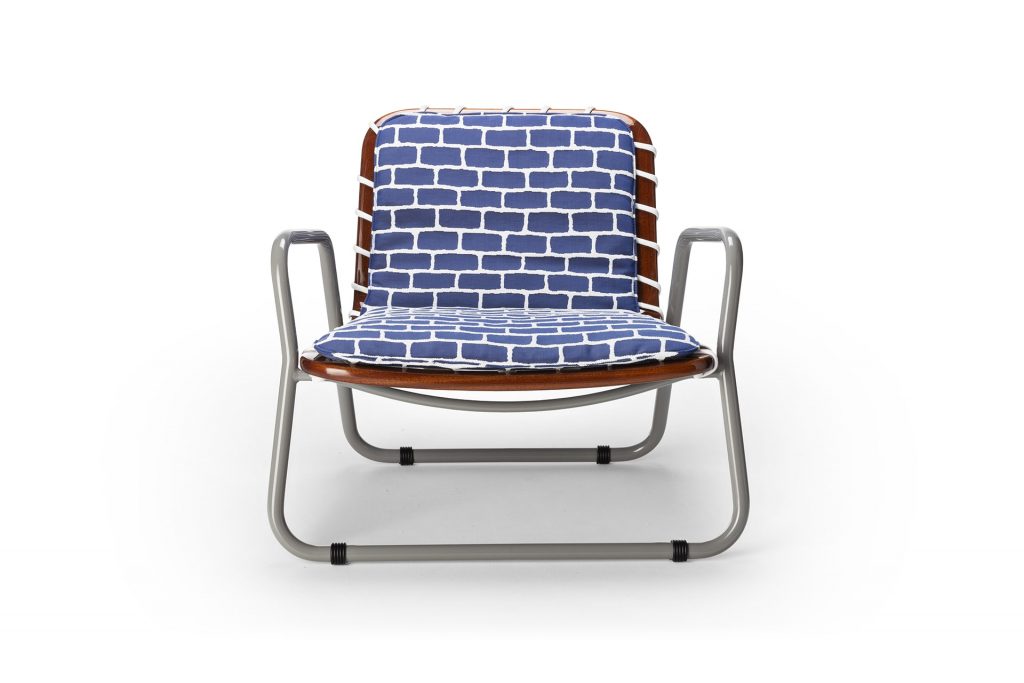 Brown wooden chair embroidered with blue and white rope, supported by aluminum tubes.
