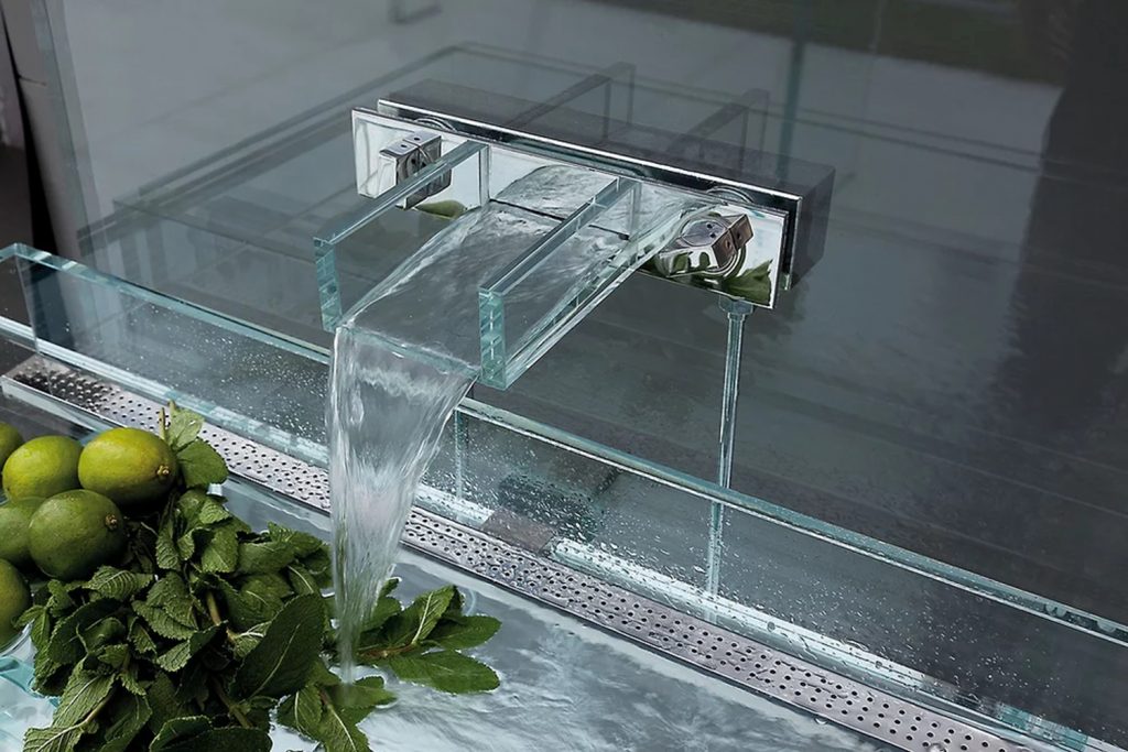 sink made of sophisticated and elegant transparent glass