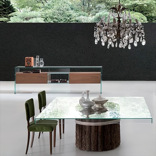 decoration table made of transparent glass and wood.