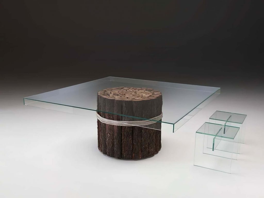 decoration table made between the harmony of wood and glass.