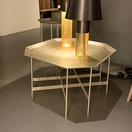 Scoffee table with octagon design made of meta base and silver finishes in a golden tone