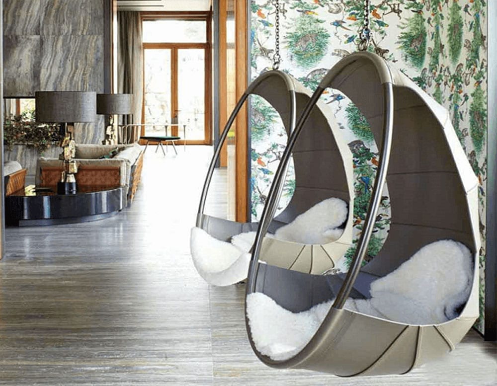 sillones hechos en base de mimoso y cuero de un tono de color crema sobre una sala