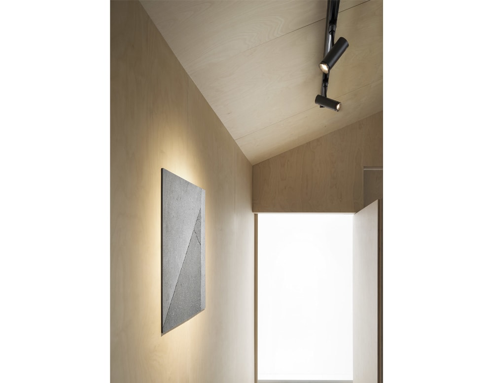 line of lamp spotlights with black metal structure in a room
