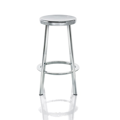 stool made of aluminum throughout its structure in a silver tone on a white background