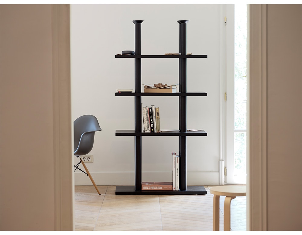 Modifiable shelf made of wood with cylinder bases and different levels