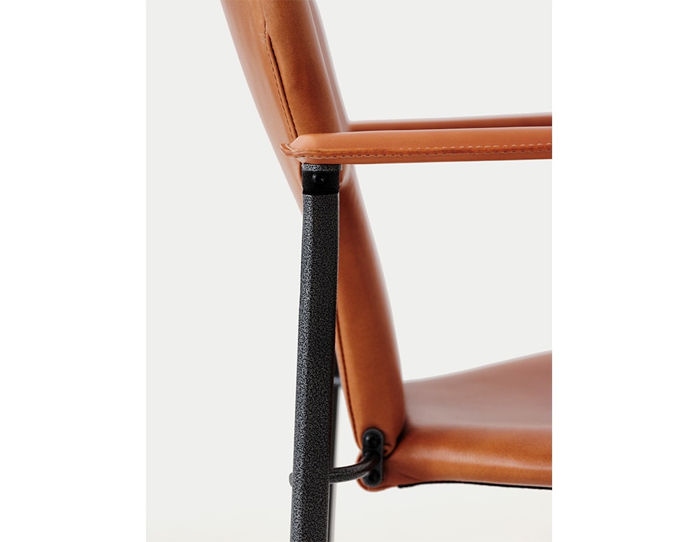 chair made of metal in its bases and upholstered in brown leather