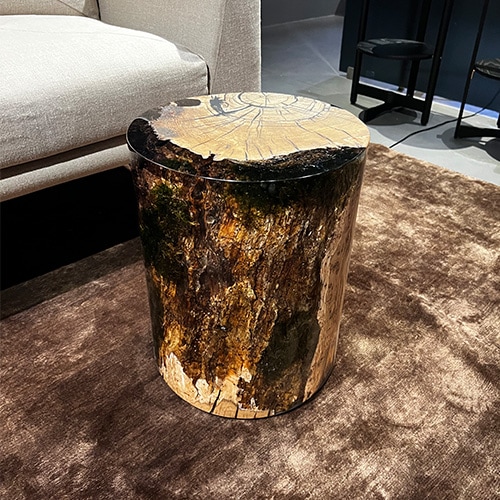 sculpture made of natural trunks and resin on the sides with a palette of brown and beige colors