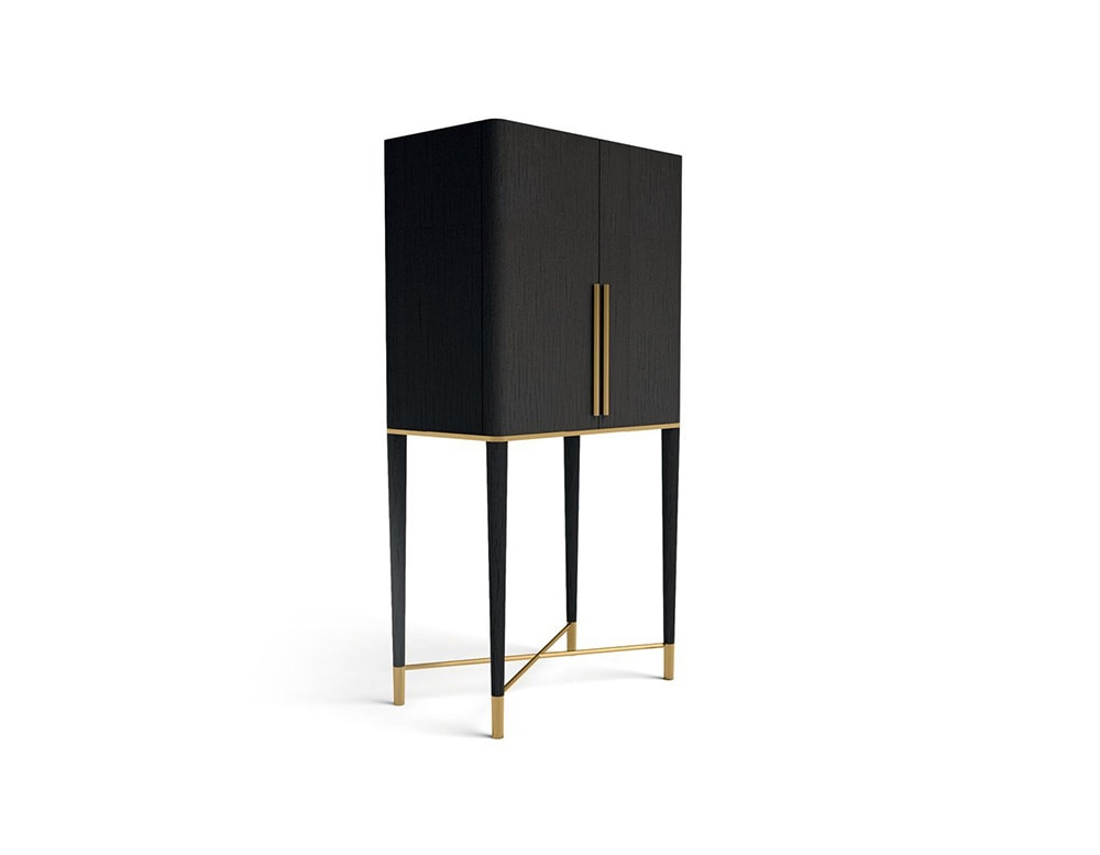 Satin brass lacquered metal parts add a touch of luxury.