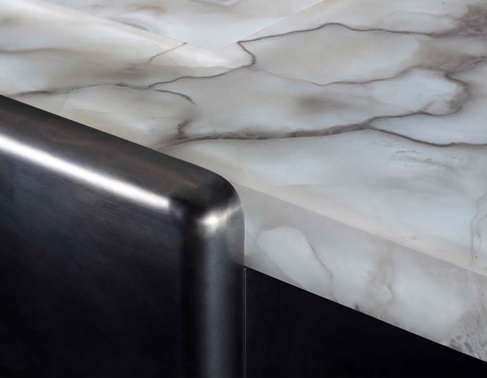 counter made of white stone with cracked finishes