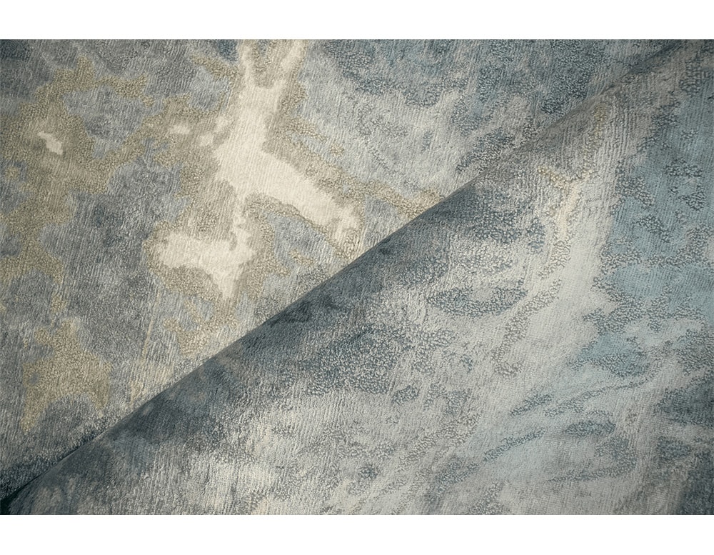 rug made of fabric with finishes simulating sea waves in a bluish tone in different intensities in a white background