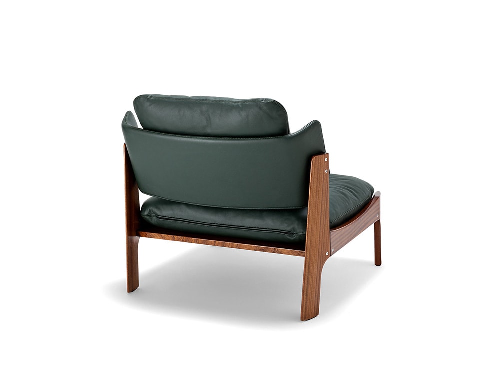 removable armchair upholstered in dark green leather with its backrest and base in light brown wood.