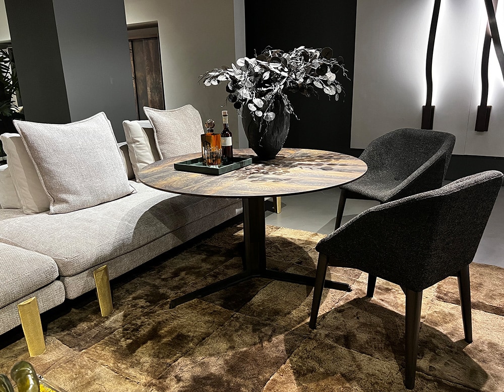 decorative table made with a black burnished steel base and H-Piuma wood in different shades of coffee in living room.