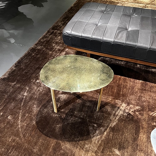 Sandcasting Brass finish coffee table in golden brass finish with white details and gold-colored metal legs