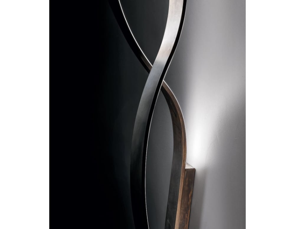Ribbon-shaped wall lamp in silver burnished titanio finish