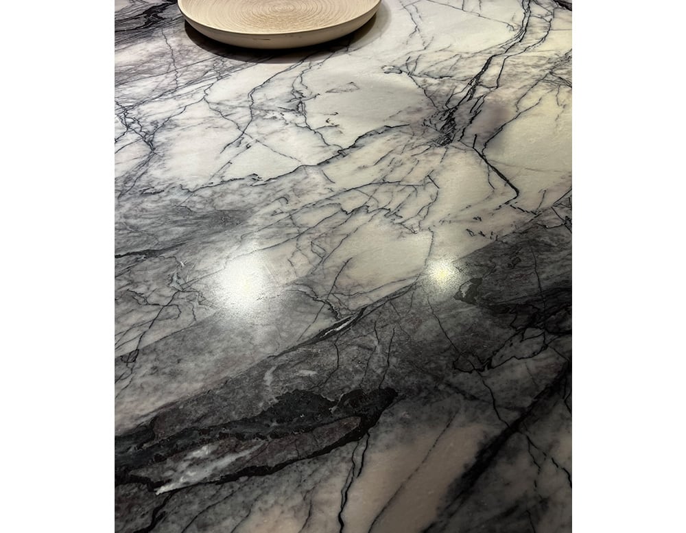 Marble top with linear finishes in tones such as gray, black and white.