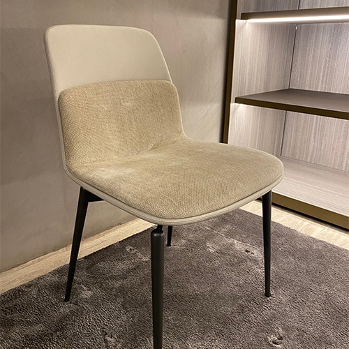 Dining room chair made of aluminum and upholstered in beige leather with a smoke-shaped design