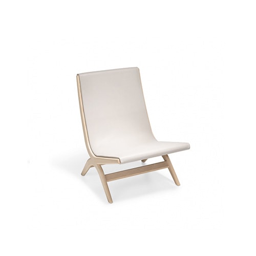small hammock-shaped chair made of light oak wood and upholstered in white leather