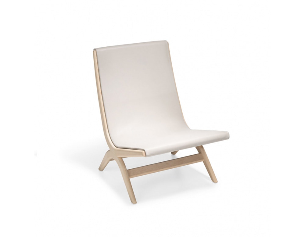 small hammock-shaped chair made of light oak wood and upholstered in white leather