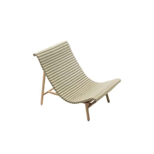 Minimalist armchair with a gently reclined slatted seat and back in neutral tones, supported by a light wooden frame that enhances both comfort and modern design.